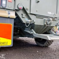 底部に地雷対策が施された輸送防護車の後部