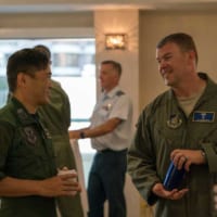 談笑する航空自衛隊の中島2佐とアメリカ空軍のロバーツ中佐