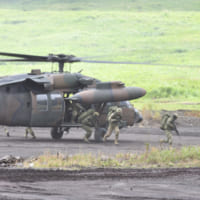 UH-60JAから降りる普通科隊員