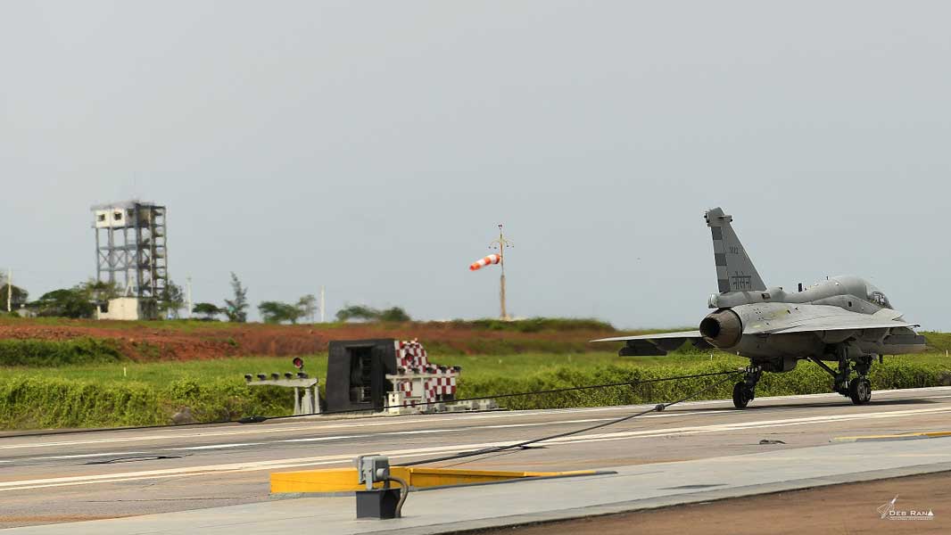 インドが国産空母艦載機の着艦フック試験に成功