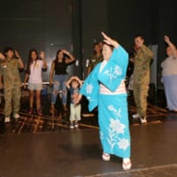 講師の川崎さんに合わせて踊る陸上自衛官とアメリカ人