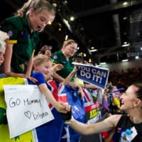 インドアロウイングの優勝を我が子と分かち合うオーストラリアのエミリー・ミスコ選手