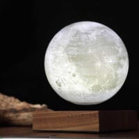 浮遊する月形インテリアランプ「Levimoon」