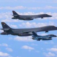 航空自衛隊のF-2と編隊を組むB-1B（画像：USAF）