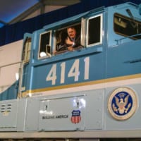 2005年10月18日、ディーゼル機関車4141号機の運転台でポーズをとるブッシュ元大統領（画像：Union Pacific Railroad）