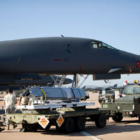B-1BとLRASM（画像：USAF）