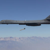 B-1Bから発射されるLRASM（画像：USAF）