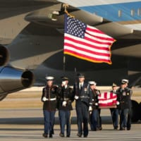 アンドリュース基地に到着した棺（画像：USAF）