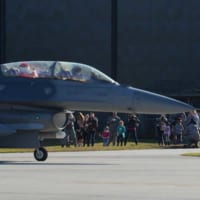 2015年マッキンタイア空軍基地でF-16に乗るサンタ（画像：USAF）