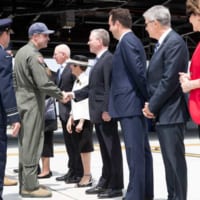 パイン国防相と握手する第3飛行隊長クレア中佐（画像：オーストラリア国防省）