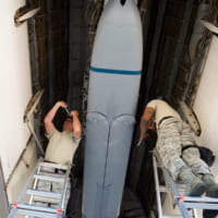 B-1Bの爆弾倉に装着されるLRASM（画像：USAF）