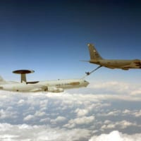 アメリカ空軍のKC-135から空中給油を受けるNATOのAWACS（画像：NATO）