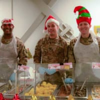 食事を配る兵士もクリスマスムード