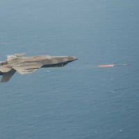 背面姿勢でAIM-9を発射するF-35C（画像：Lockheed Martin）