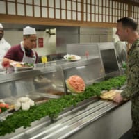 横須賀で朝食の配膳を受けるリチャードソン米海軍作戦部長（Image:U.S.Navy）