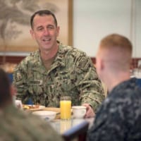横須賀の兵士らと食事するリチャードソン海軍作戦部長（Image:U.S.Navy）