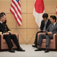 安倍首相とリチャードソン米海軍作戦部長の会談（Image:U.S.Navy）