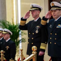 栄誉礼に答礼するリチャードソン米海軍作戦部長と沈金龍海軍司令員（Image:U.S.Navy）