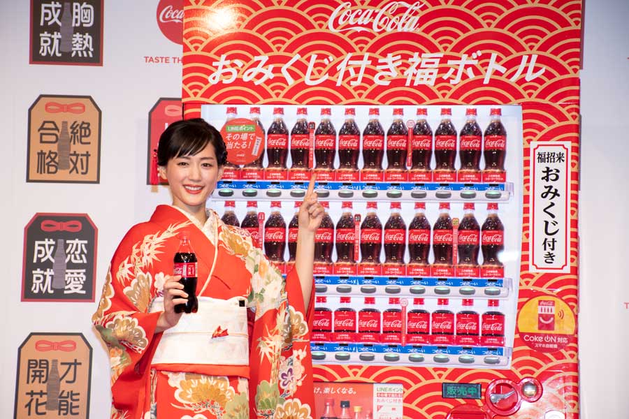綾瀬はるかが餅つきで「福のおすそ分け」　コカ･コーラ「福ボトル」イベント