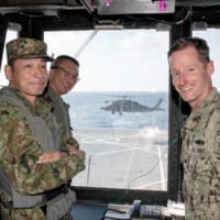 陸上自衛隊第15ヘリコプター隊長の坂本一佐（左）とグリーン・ベイ艦長のシュルツ大佐（右）（画像：U.S.Navy）