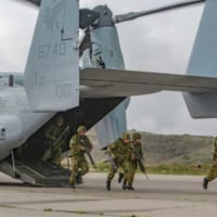 オスプレイから降機する自衛隊員（画像：米海兵隊）