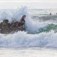 波に洗われる（画像：米海兵隊）