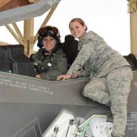 レイチェル・ウィニエッキ少佐と機付長のヘザー・ライス1等空兵（画像：USAF）
