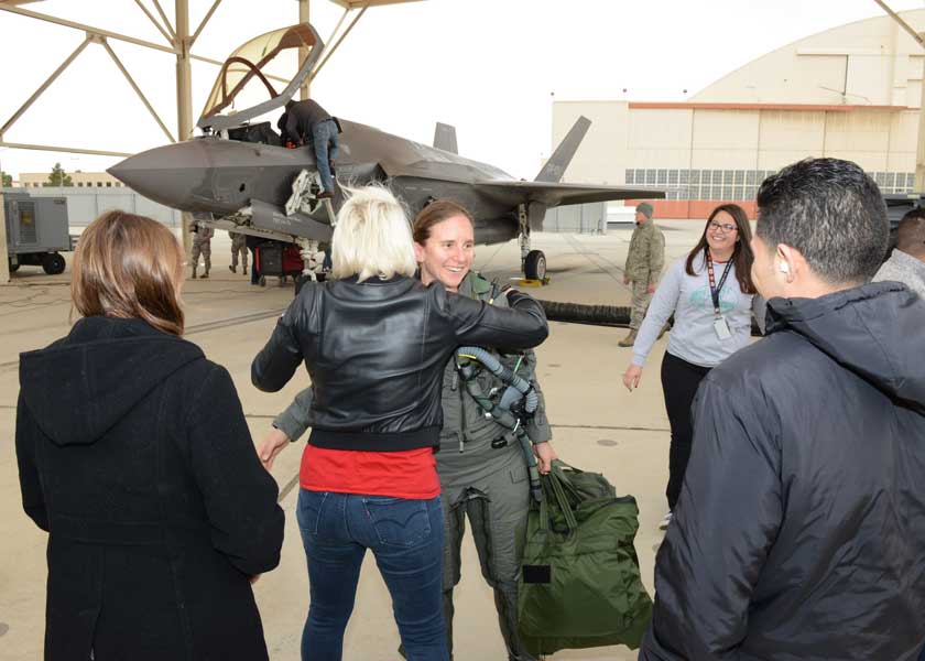 アメリカ空軍に初の女性F35テストパイロット誕生！ ｜ ガジェット通信 GetNews