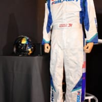 2019年シーズンで着用するレーシングスーツとヘルメット