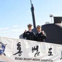 潜水艦ホン・ボムド（SS-079）でポーズをとるチョン親子（画像：韓国海軍）