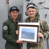 マクゴバーン大佐からくにさきの乗組員へ写真パネルの贈呈（画像：U.S.Navy）