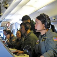 実際の哨戒任務を見学する海上自衛隊員（画像：アメリカ海軍VP-47）