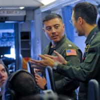 アルカイロ大尉に質問する海上自衛隊員（画像：アメリカ海軍VP-47）