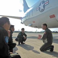 機外でP-8Aの説明を受ける海上自衛隊員（画像：アメリカ海軍VP-47）