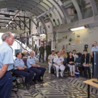 C-17の機内でオーストラリア空軍の人道支援についての映像を見る河野統幕長（画像：Commonwealth of Australia, Department of Defence）