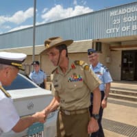 エルウッド少将と握手する河野統幕長（画像：Commonwealth of Australia, Department of Defence）
