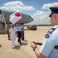 KC-30Aから降機した河野統合幕僚長（画像：Commonwealth of Australia, Department of Defence）