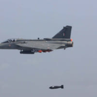 通常爆弾の投下試験を行うテジャス（画像：インド国防省）