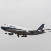 ヒースロー空港に着陸進入する復刻BOAC塗装のB747-400（画像：ブリティッシュ・エアウェイズ）