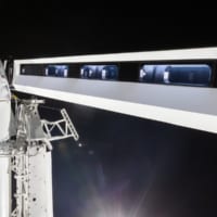 クルードラゴンに乗り込むためのアクセスアーム（画像：SpaceX）