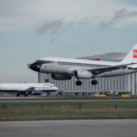 ヒースロー空港に着陸するBEA再現塗装のA319（画像：British Airways）
