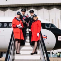 当時のBEA制服を着てパイロットを出迎える職員（画像：British Airways）