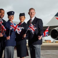 当時の制服を着て出迎える職員ら（画像：British Airways）