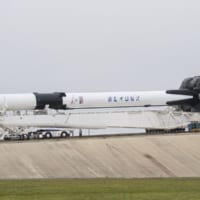 発射台へ移動するファルコン9ロケット（画像：SpaceX）