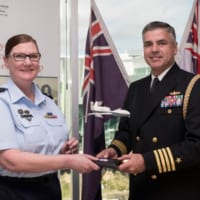 協力協定を締結したオーストラリア空軍のキャサリン・ロバーツ参謀副長とアメリカ海軍代表のトニー・デフリアス大佐（画像：Commonwealth of Australia 2018）