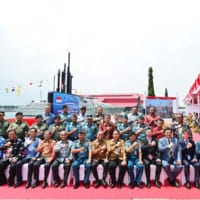 記念撮影するインドネシア軍関係者（画像：インドネシア国防省）