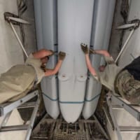 B-1Bの爆弾倉にJASSM（模擬弾）を装填する作業（画像：USAF）