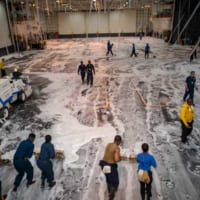 格納庫の清掃作業（画像：U.S.Navy）