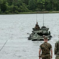ノースカロライナ州キャンプ・レジューンで渡河訓練を行うLAV（画像：USMC）