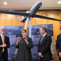 MQ-4Cの模型を前にしたオーストラリア国防相、空軍参謀総長、ノースロップ・グラマンの代表者、アメリカ海軍の代表者（画像：Commonwealth of Australia 2018）